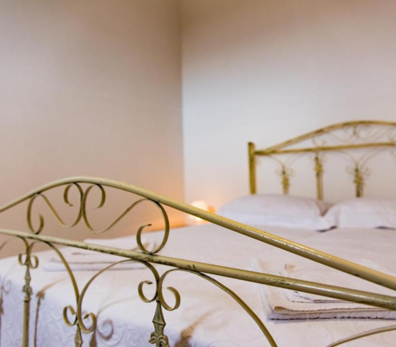 dettagli letto Casa lucrezia cistenino
