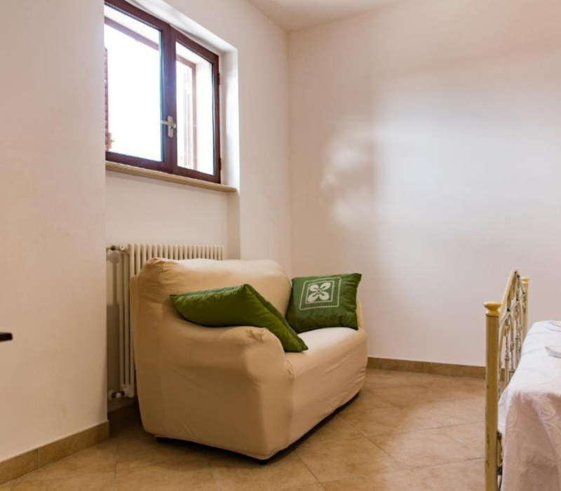 divano camera da letto Casa lucrezia cistenino